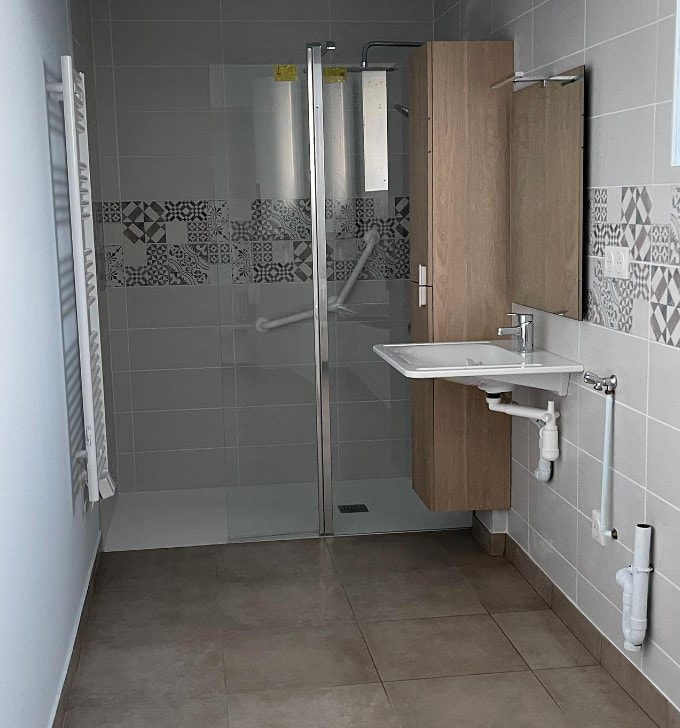 Douche PMR avec carrelage motif décoratif