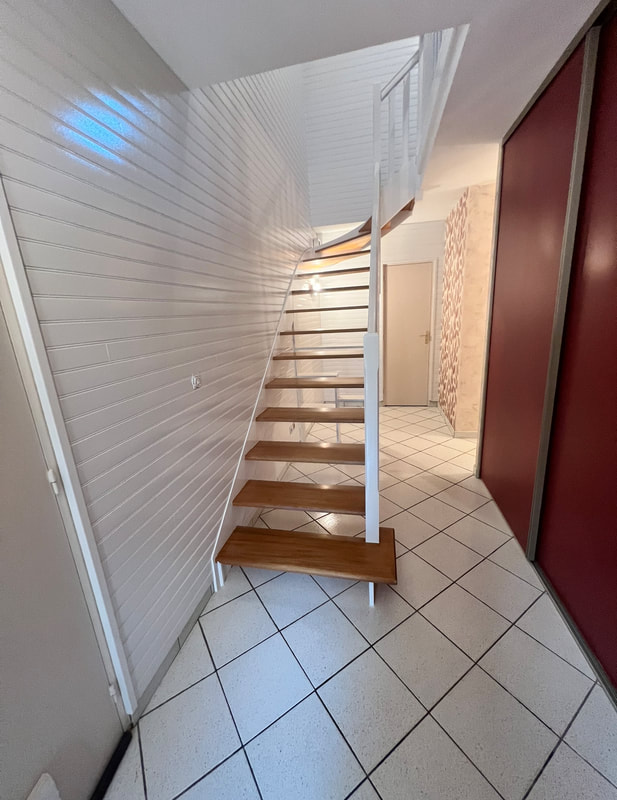 Escalier en bois avec placards rouge bordeaux
