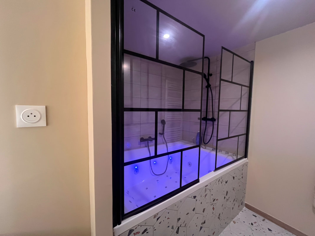 Baignoire balnéo LED avec verrière