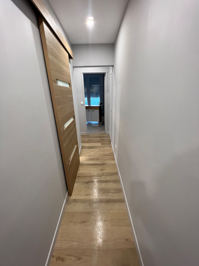 Couloir avec porte coulissante en chêne