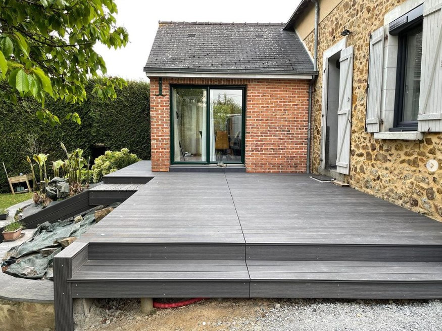 Terrasse composite grise avec extension brique