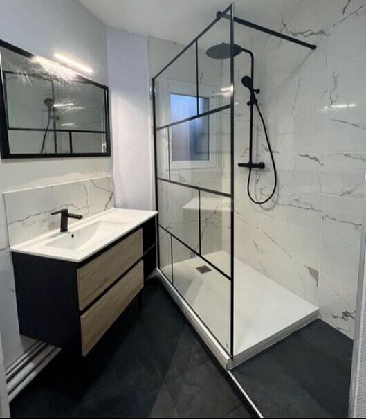 Carrelage noir salle de bain avec douche à l'italienne - Rénov Appart