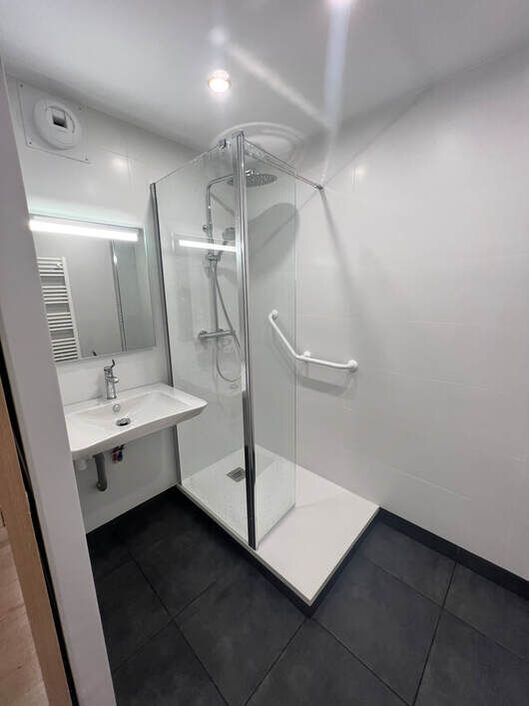 Salle de bain avec douche à l'italienne - Rénov Appart