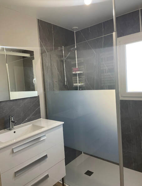 Salle de bain avec douche à l'italienne - Rénov Appart